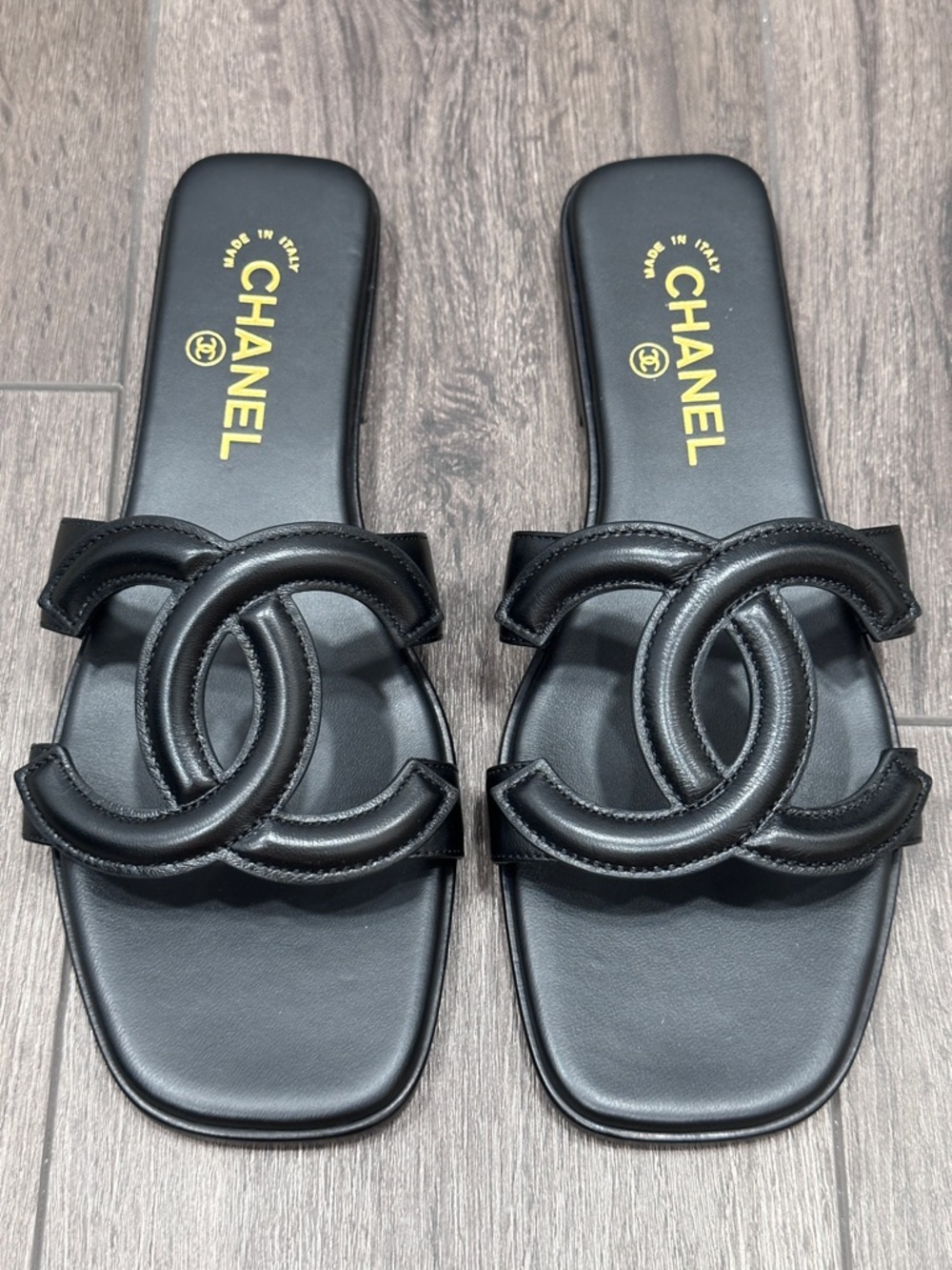 CHANEL BLACK LEATHER LARGE CC LOGO FLIP FLOP SANDALS SIZE 38.5C NEW BLAZY